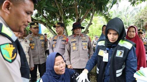 Wakapolda Riau Brigjen Pol Adrianto Jossy Kusumo saat memantau tim Dokkes melakukan pemeriksaan kesehatan warga. (Foto: Tribun Pekanbaru.